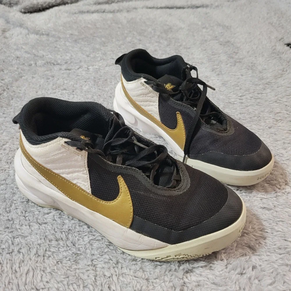 Nike Team Hustle D 10 GS Black Metallic Gold White Kids Shoes Size 5Y